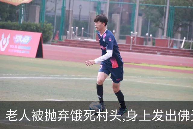老人被抛弃饿死村头,身上发出佛光,老和尚路过失声痛哭：我来晚了