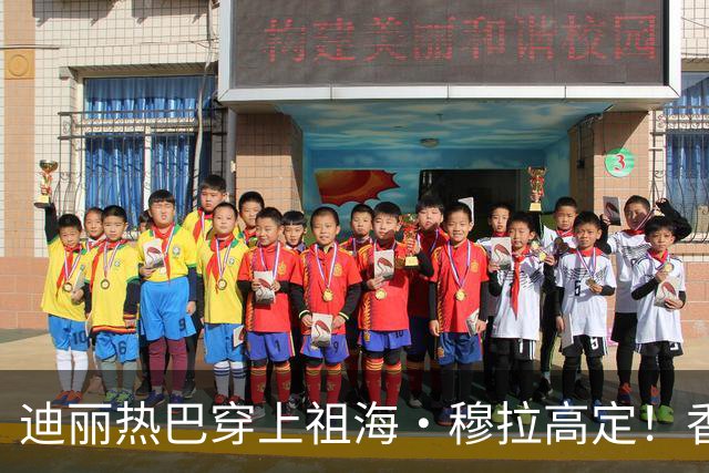 迪丽热巴穿上祖海·穆拉高定！香槟金礼服惊艳《Vogue》红毯